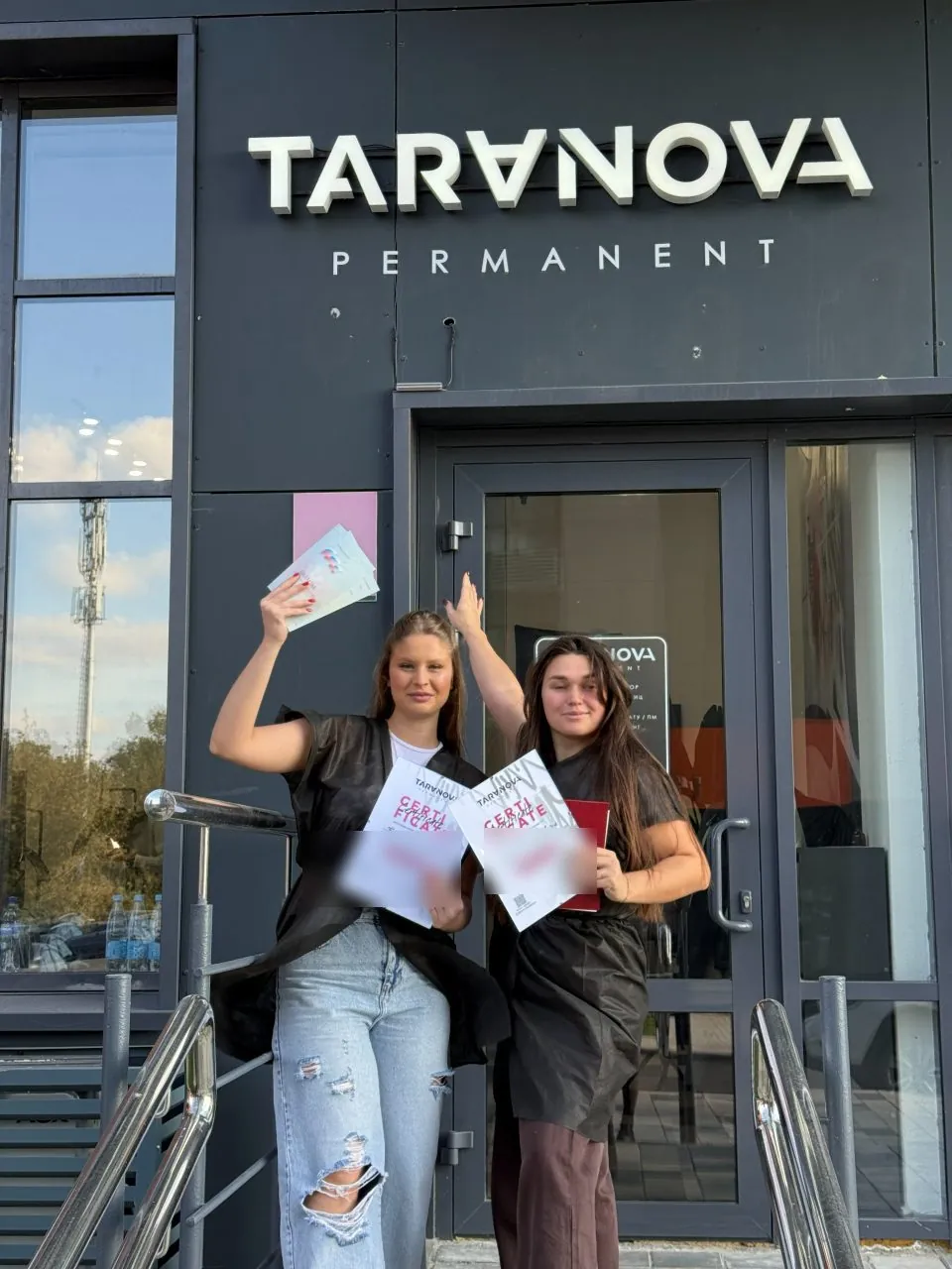 Выпускницы курса с сертификатами у входа в студию Taranova Permanent