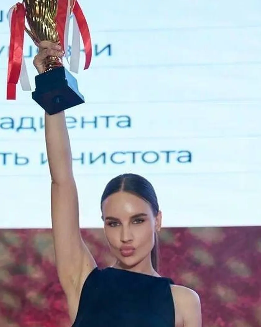 Мастер Taranova Permanent с кубком на награждении